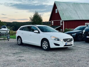 Volvo V60 D2 Powershift Momentum 1 ägare / Värmare / Nybess