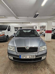 Skoda Octavia Kombi 2.0 FSI Ny besiktat Drag