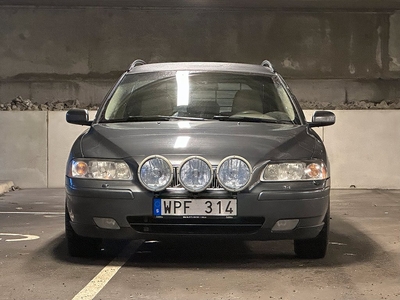 Volvo V70 2.5T/ SUMMUM/ HELLÄDER/ XENON/ VÄRMARE/DRAG/ 210HK