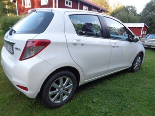 Toyota Yaris 5-D 1.33 NYBES U.A./NYSERV/BACKKAMERA/6-VXL MAN/FINANS/INBYTE