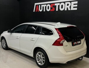 Volvo V60 D2 Powershift Momentum Värmare Drag Svart tak VOC Euro 5