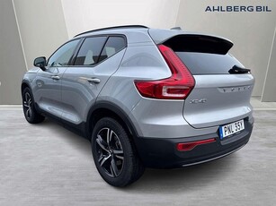 Volvo XC40 B3 FWD Bensin Plus Dark, Klimatpaket, Förarstödpaket, Parkerings