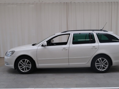 Skoda Octavia Kombi 1.6 TDI Euro 5 Värmare Skinn PDC 1-Ägare