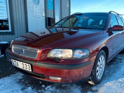 Volvo V702.4 LÅGMIL JANUARI FYND Drag Fräsch bil i Gott skick 2001, Kombi