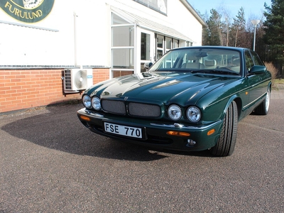 Jaguar XJR Kompressor, lågmil, svensksåld, klassiska färger