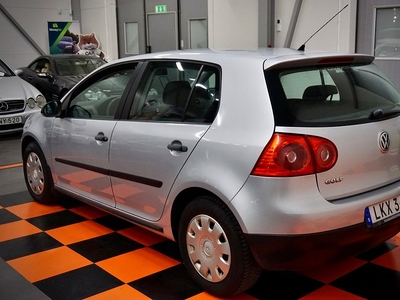 Volkswagen Golf 5-dörrar / 1.6 / NYBESIKTIGAD