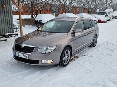 Skoda Superb Kombi 1.8 TSI Parkassist Värmare Drag *Se Utr