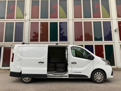 Renault trafic Skåpbil 1,6dci 2,9T L2 Momsbil GPS D-värmare