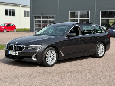 BMW 530e xDrive Luxury Line Panorama HUD H/K Komfortstolar