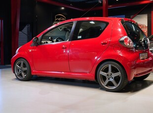 Toyota Aygo 5-dörrar Chassisänkt Sport fälgar Media Skärm