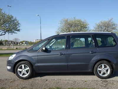 Ford Galaxy 2.0 Flexifuel 7 sits