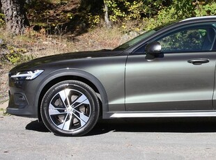 Volvo V60 Cross Country B4 AWD B&W | Läder I Stylingpkt