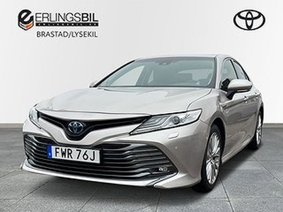 Toyota Camry 2.5 HYBRID EXECUTIVE V-HJUL // MOMSBIL