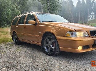 Volvo V70 Volvo V70 R 2.3 T 240 hp kombi Saffran / Car