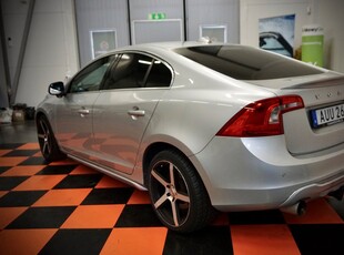 Volvo S60 D2 / Momentum / R-Design / Dragkrok / P-Värmare