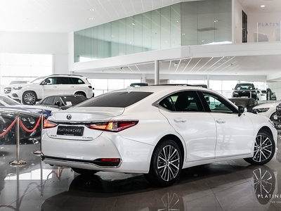 Lexus ES 300h 2.5 E-CVT 218hk 2023 / LEASEBAR