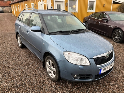 Skoda Fabia Kombi 1.2 DRAGKROK NYBESIKTIGAD VÄGSKATT 998KR