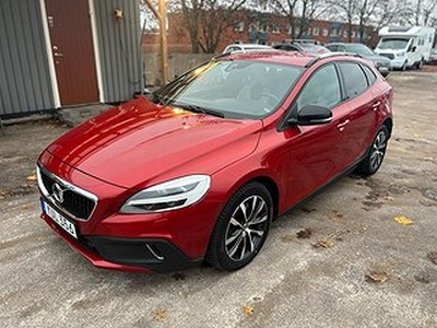 Volvo V40 Cross Country D3 150hk Momentum VOC Värmare Navi