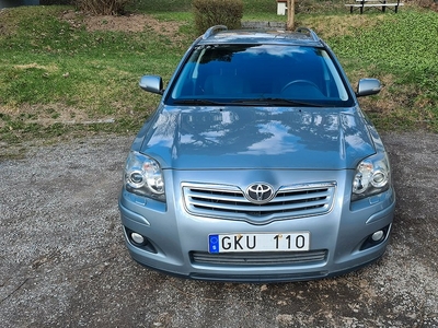 Toyota Avensis 2.0 D-4 VVT-i Nybesiktad En brukare