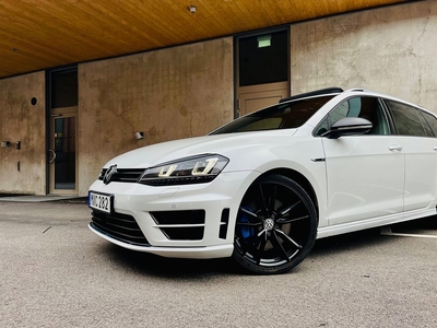 Volkswagen Golf |Sportscombi| R | Panorama | Låga Mil