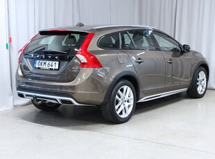 Volvo V60 Cross Country D4 190HK AWD Summum, Drag, Värmare,