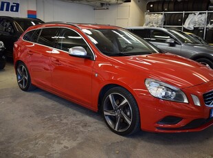 Volvo V60 D4 AWD Momentum R-Design VÄRM/ NAVI/ HELSKINN/ S&V