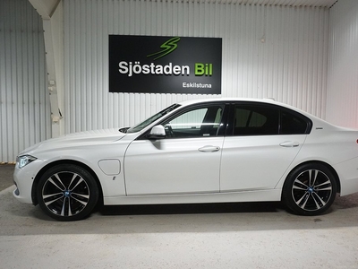 BMW 330e Sedan Navigation 360