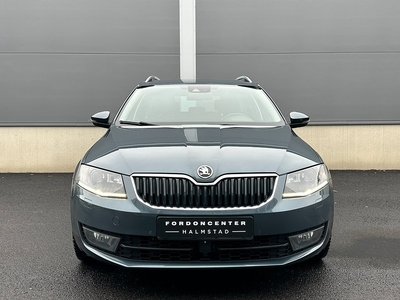 Skoda Octavia Kombi 2.0 TDI 150hk 4x4 Drag Navi D-Värm ACC