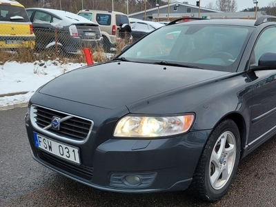 Volvo V502.0 D Powershift Momentum Euro 4 NY BESIKTAD NY S 2010, Kombi