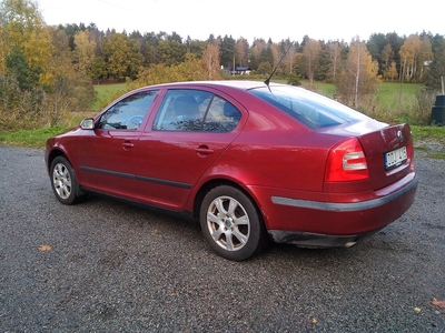 Skoda Octavia 1.6 FSI Nybesiktigad utan anmärkning. V-Däck