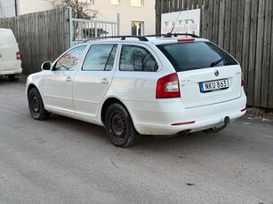 Skoda Octavia Kombi 1.6 TDI 4x4 Ambiente | Drag | D-Värm