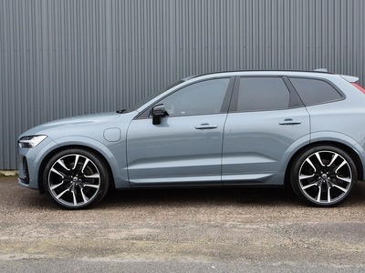 Volvo XC60 Recharge T6 AWD Ultimate Dark B&W Luft 22