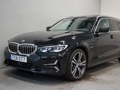 BMW 330e xDrive Touring 292hk Luxury Pano Skinn Bkam Carplay