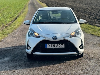 Toyota Yaris Hybrid e-CVT | NAVI | ÅRSSKATT 360kr | NYBES