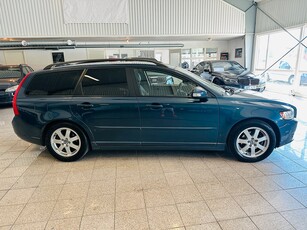 Volvo V50 D2 115hk Momentum Låg skatt Ny servad Ny bes Drag