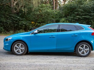 Volvo V40 D4 R-Design Nyserv Nybess