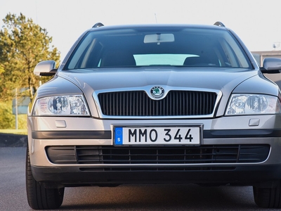 Skoda Octavia Kombi 1.6 FSI (115hk) Drag/S&V hjul/Välskött