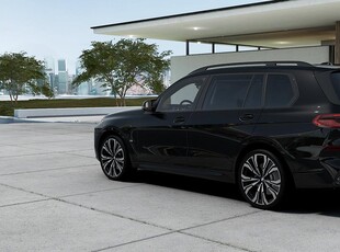 BMW X7 M60i xDrive M Sport Pro Exclusive B&W 23 DAP Drag