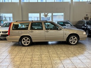 Volvo V70 2.5T AWD 8000Mil en ägare 193hk Drag MELLANDAGSREA