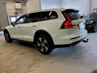 Volvo V60 Cross Country B4 AWD Momentum Skinn / Drag / H&K