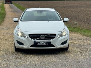 Volvo V60 D2 Momentum | NYBES | KAMREM BYT