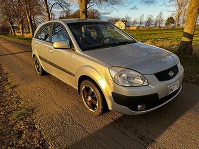 Kia Rio 1.5 CRDi Euro 4, Svensksåld, Ny besiktigad u.a. Drag