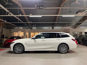 BMW 330e xDrive Touring M-SPORT / 1 ÄGARE / V-HJUL