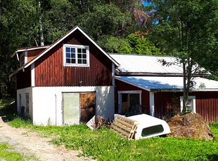 Parhustrea i två plan med glasveranda och härlig trädgård