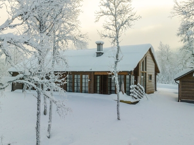 Exklusivt fjällhus i soligt läge med lodgekänsla, bergvärme och en magnifikt utsikt