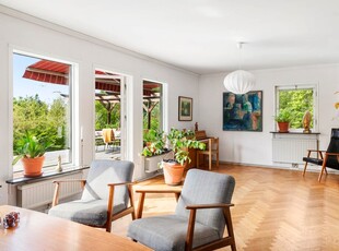 Villa till salu på Överåsvägen 9A och B i Strängnäs - Mäklarhuset