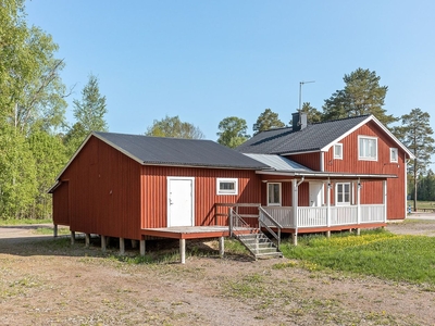 Bo och verka i samma hus. Nära Klarälven och bra väg, med fint skyltläge.