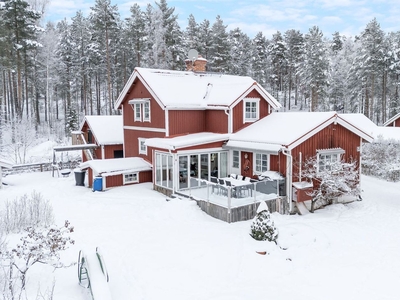 Välhållet hus lite på landet med stort garage, uterum och uthus!