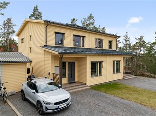 Villa till salu på Edsviksvägen 55 i Norrtälje - Mäklarhuset