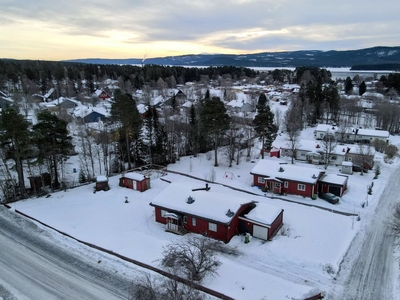 Enplansvilla med stor hörntomt i lugnt villaområde.